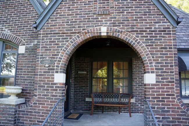 Building Photo - 3 BED 1 BATH TUDOR COTTAGE LAS VEGAS ADDIT...
