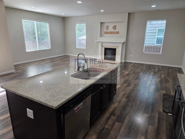Building Photo - Modern 3 Bedroom, 2.5 Bath Home In Quiet Community!