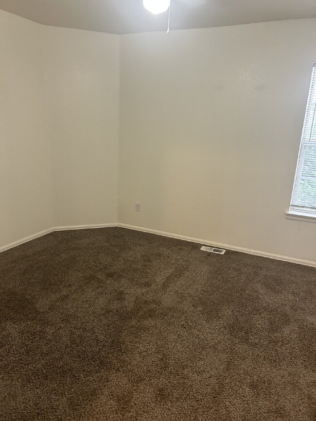 Building Photo - Beautiful 2BR/1.5B Town Home! AVAIL 09/15