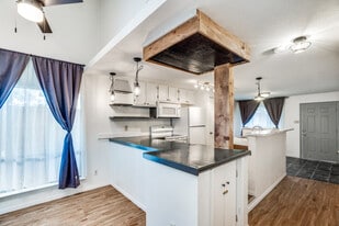 Building Photo - 511 Post Oak Ln