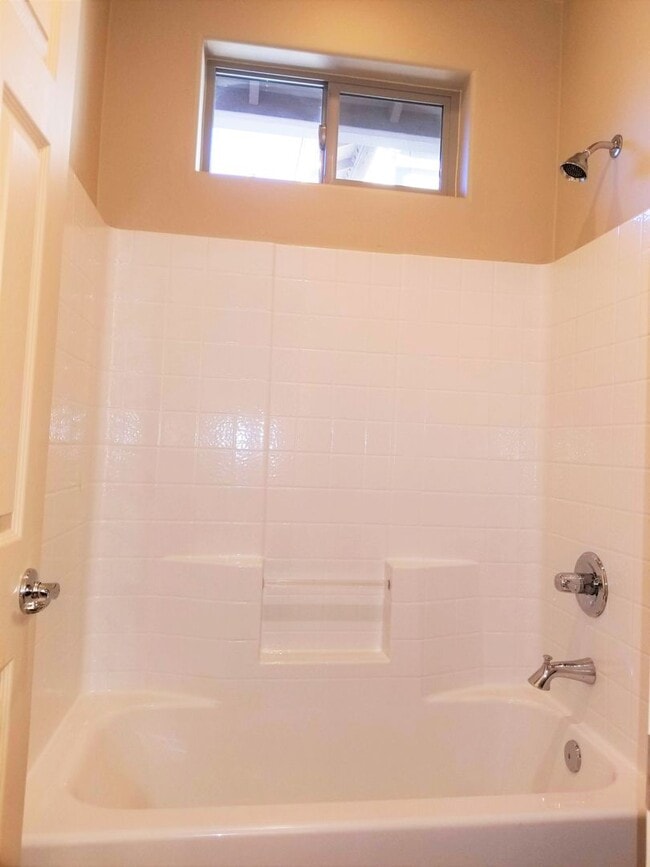 Building Photo - Beautiful, Pet Friendly, Multi-level, 2110 sqft, Luxury Townhouse w/A/C! 3 Bed, 2.5 Bath, + Loft ...