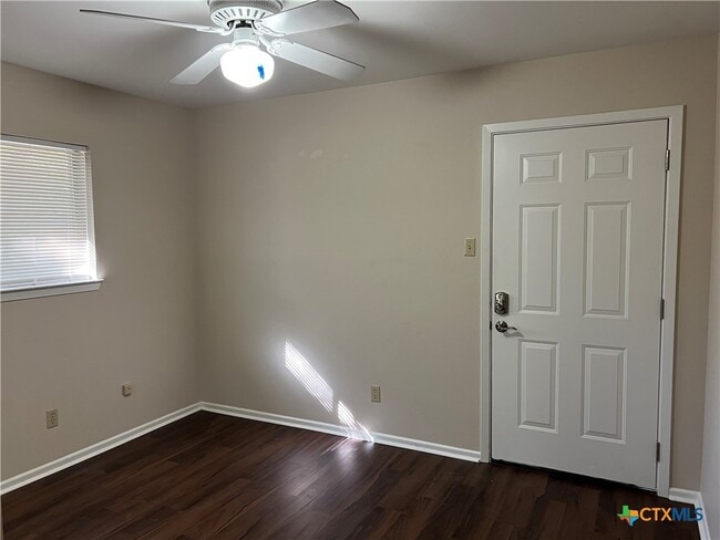 Building Photo - 624 E Elm St