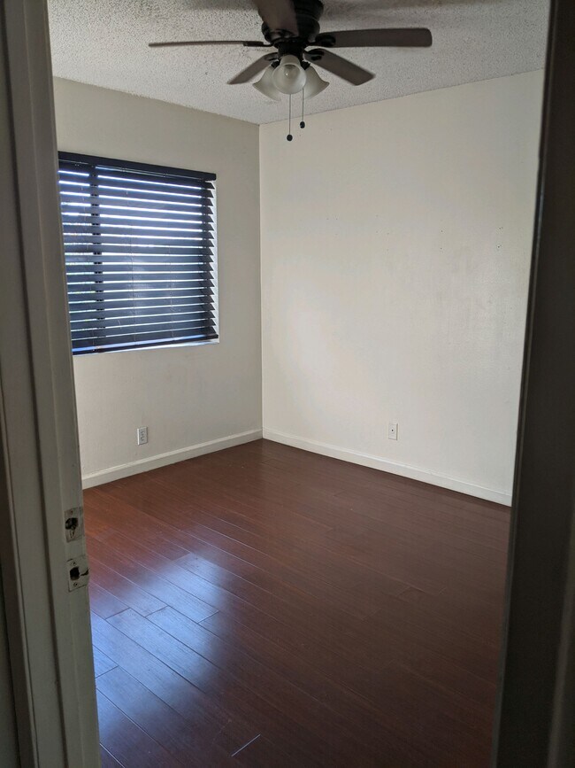 Building Photo - 4023 Sunset Dr