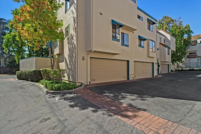 Building Photo - 2BR/2.5BA Home in Cupertino with High Ceil...