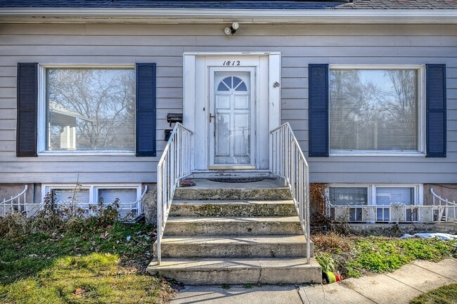 Building Photo - Coveted Northend Location! Spacious 5 bedr...