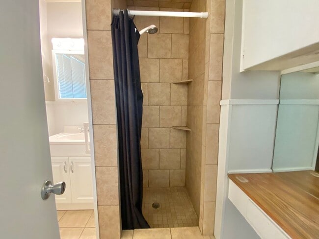 Building Photo - Full 1 bed 1 bath 1 living room/kitchen available now