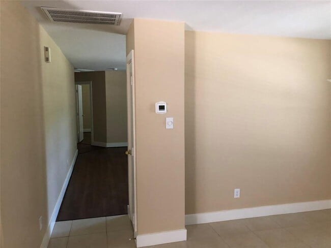 Building Photo - 3946 Town Park Ln
