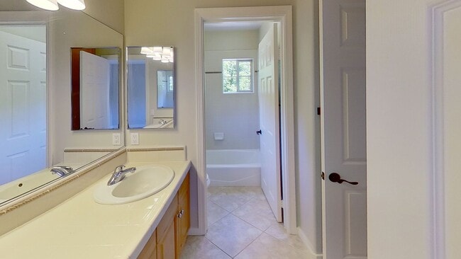 Building Photo - Spectacular and Spacious 4 Bed / 3 Bath Sa...