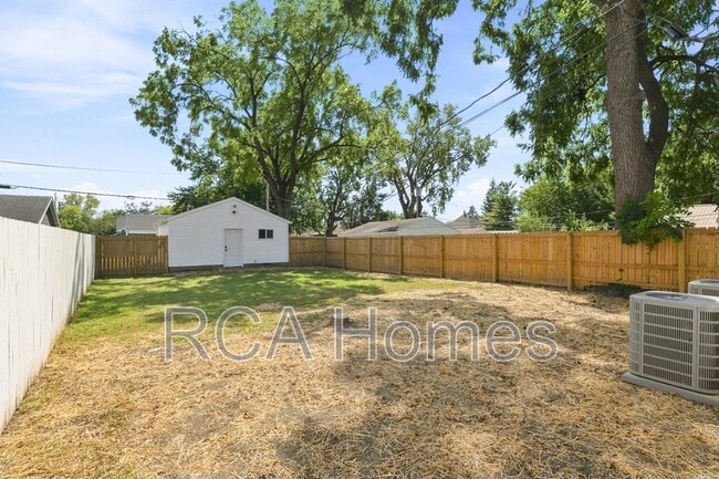 Building Photo - 1545 E Legrande Ave