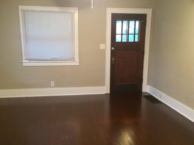 Building Photo - Charming 2 bedroom 1 bath