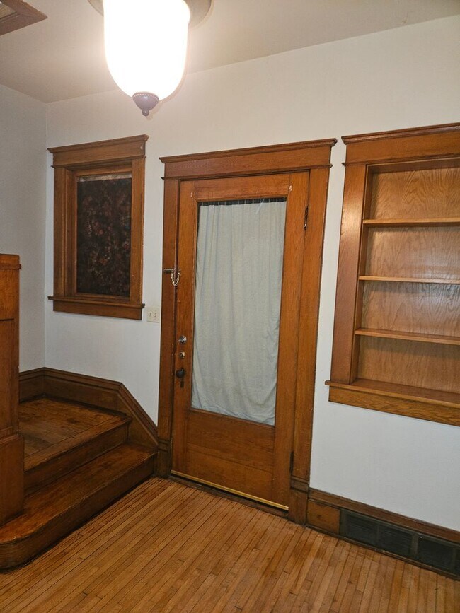 Building Photo - 1-603 1/2 N Superior Ave