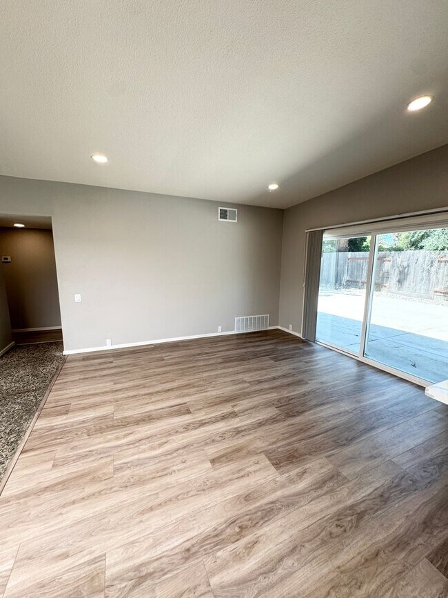 Building Photo - 1503 Brown Dr