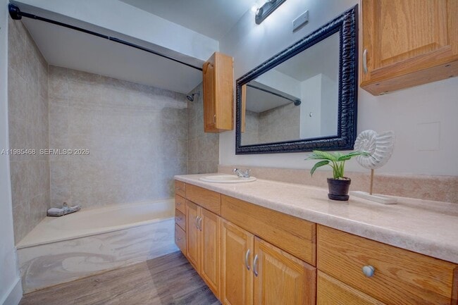 Building Photo - 1960 Bayberry Dr