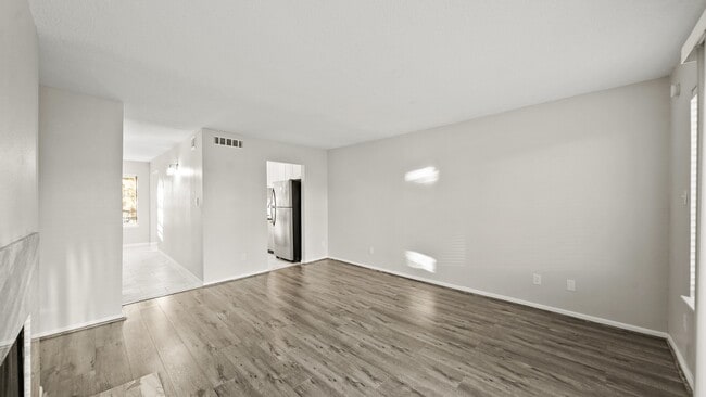 Building Photo - 1914 Lakeside Dr