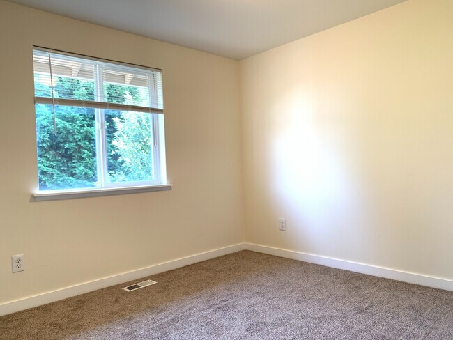Building Photo - Bright and airy 4 bed!
