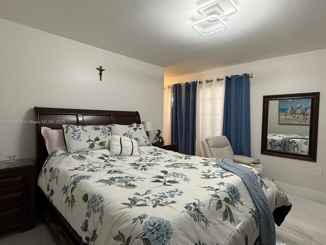 Building Photo - 9015 SW 125th Ave