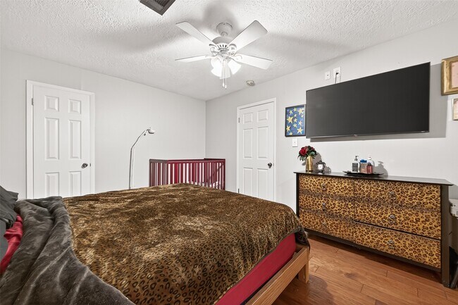 Building Photo - 805 Camelot Ln