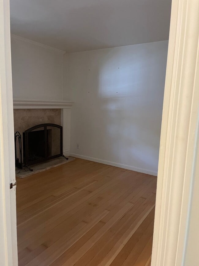 Building Photo - 2 Bedroom / 1 Bathroom Duplex in Old South...