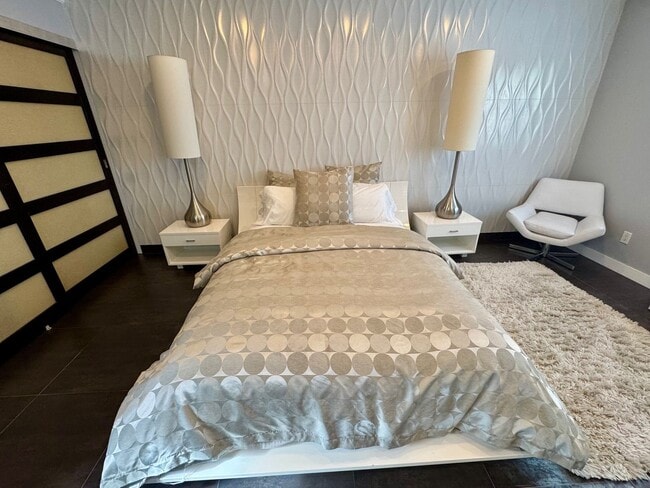 Building Photo - 423