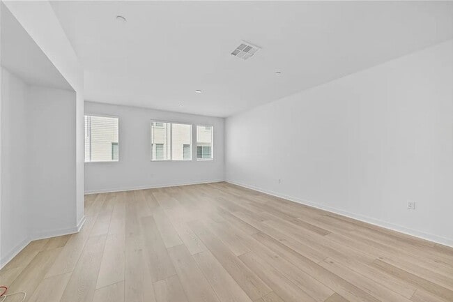 Building Photo - Beautiful 3BD/2.5BA Townhouse in San Ysidro W/ W/D, A/C, 2-Car Garage, Balcony, and Community Parks!