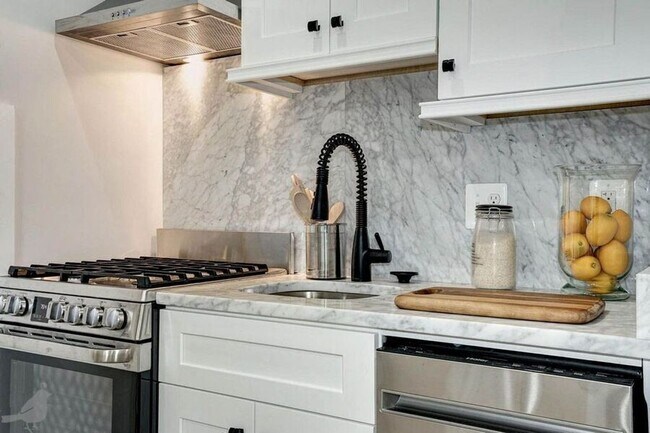 Building Photo - 329 K St NE