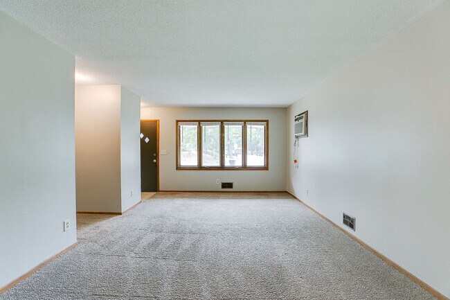 Building Photo - Updated 3 Bedroom Duplex in Battle Creek