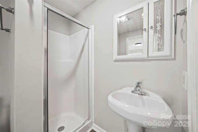 Building Photo - 1127 W 5th Ave