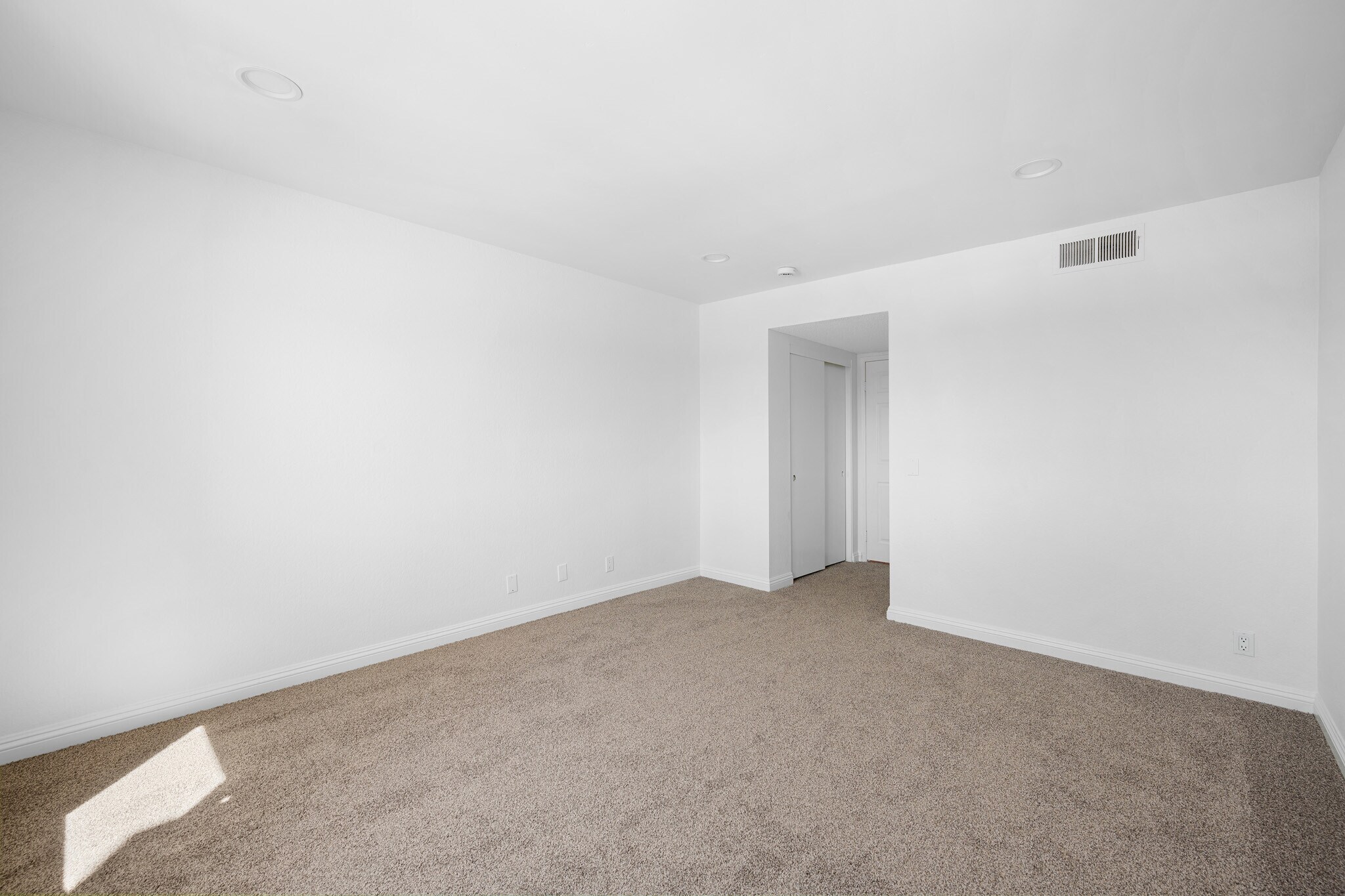 Building Photo - 460 Oak St
