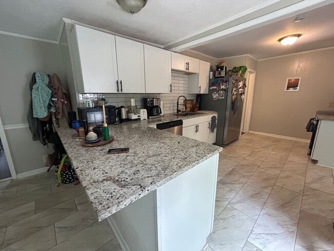 Building Photo - 79 Springbrook- Available August 2025!!