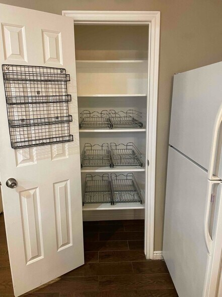 Building Photo - 550 Diagonal St