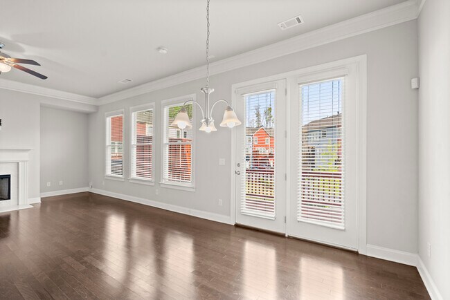 Building Photo - Townhouse - 4 Beds - 4 Bath