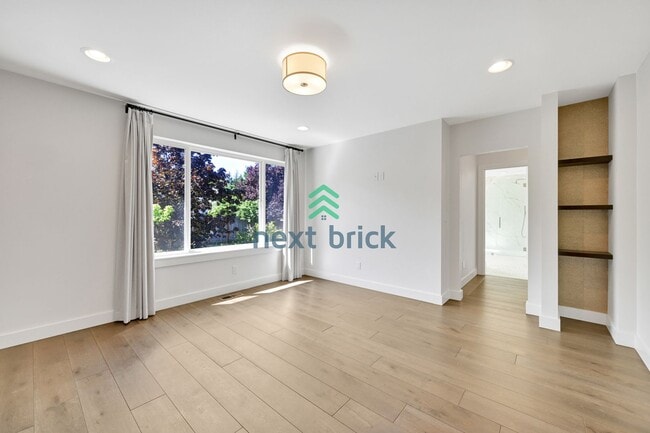 Building Photo - 4 BED & 2.5 BATH FOR RENT