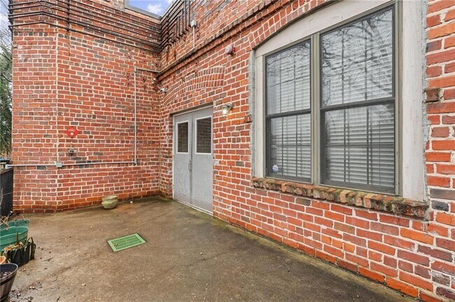 Building Photo - 644 Wells St SW