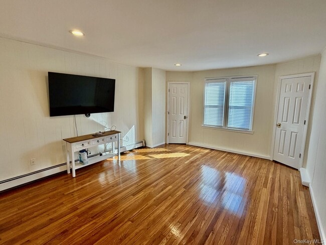 Primary Photo - 211 W Walnut St