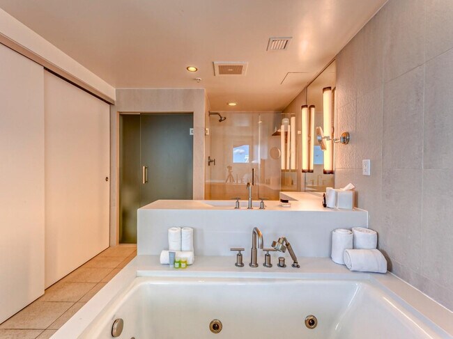 Building Photo - 3101 Bayshore Dr