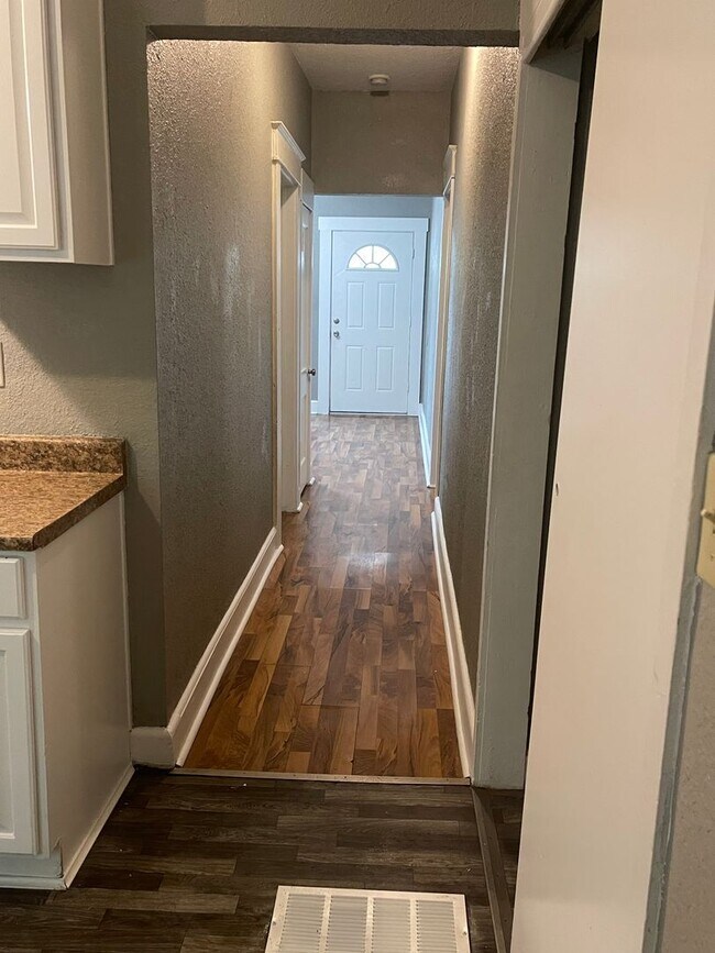 Building Photo - Spacious 3 Bedroom 1 Bath home available now!