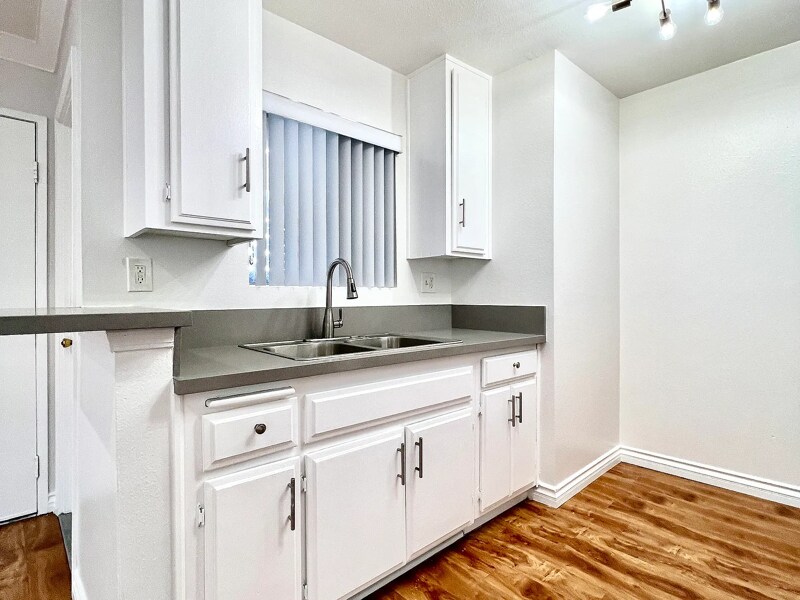 Building Photo - 924 Gaviota Ave