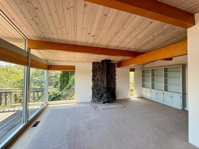 Building Photo - SPACIOUS THREE BED / THREE BATH HOME OFF OF PANORAMIC HWY WITH STUNNING VIEWS