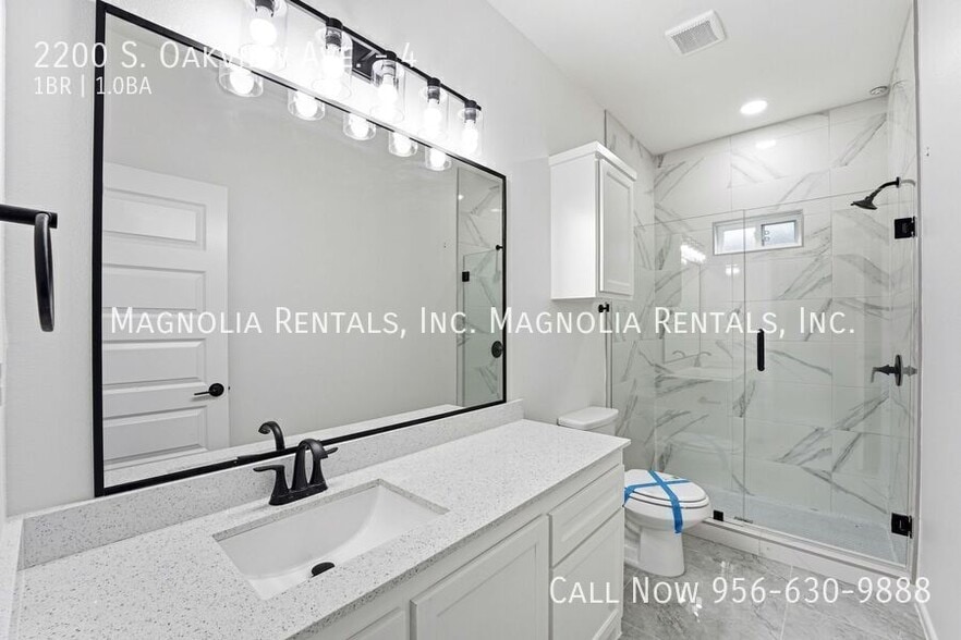 Building Photo - 2200 S Oakview Dr