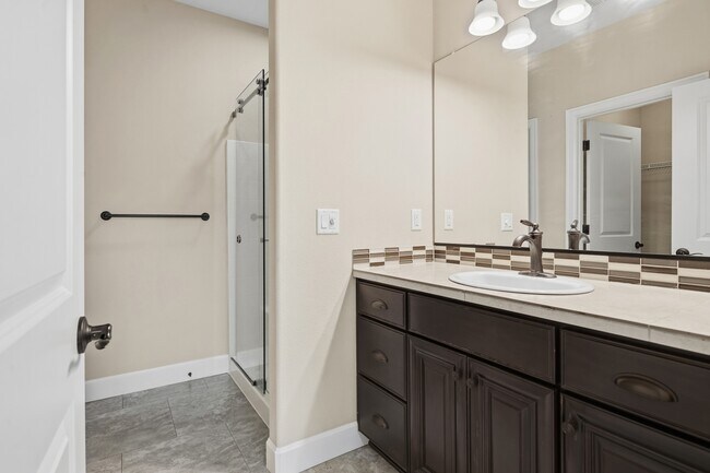 Building Photo - 5832 NW Bannister Dr