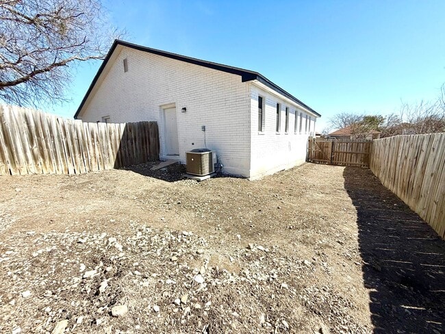 Building Photo - 509 Meadow Forge