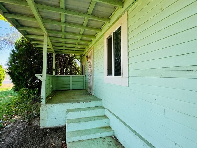 Building Photo - Coming Soon! Cute Two Bed, Two Bath Countr...