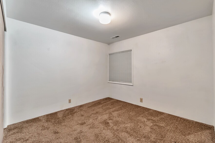Building Photo - 1586 E Ventnor Ave