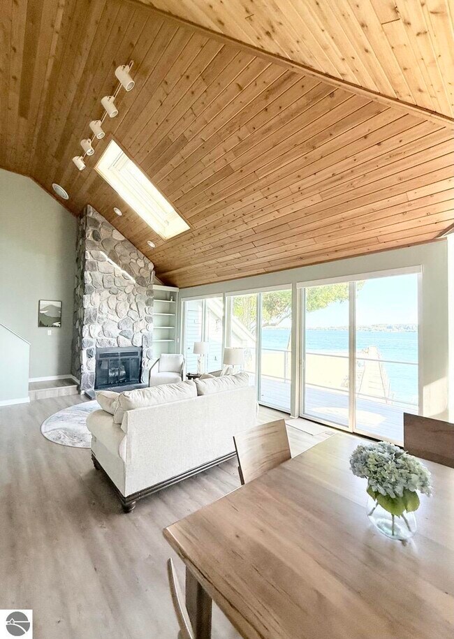 Building Photo - 776 N Yacht Club Dr