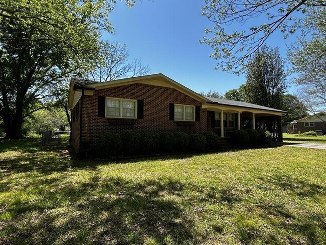 Building Photo - 418 Bishops Branch Rd