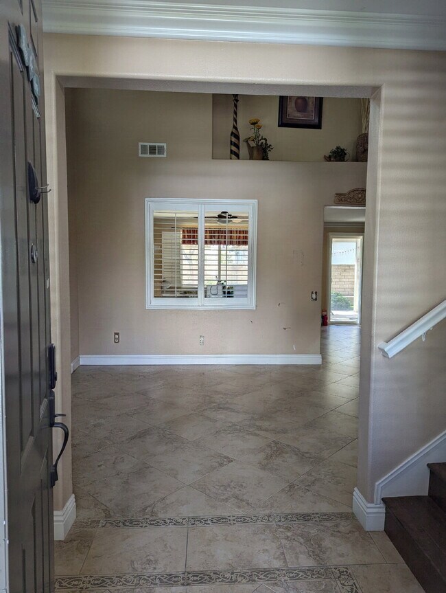 Building Photo - Spacious north Pomona property