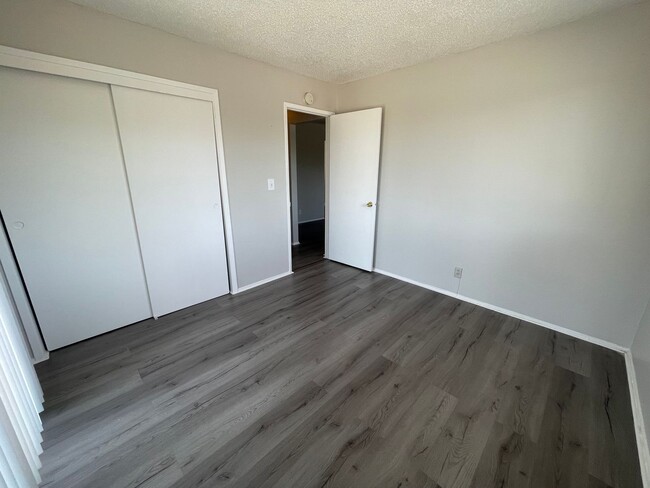 Building Photo - Wonderful Upstairs Unit, Close to the Delta!