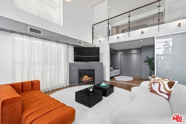 Primary Photo - 7062 Hawthorn Ave