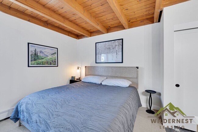 Building Photo - Gorgeous Remodeled Treehouse 2 Bed with Mo...