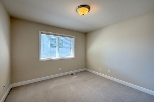 Building Photo - 5Bd/2.75Ba Sammamish Home